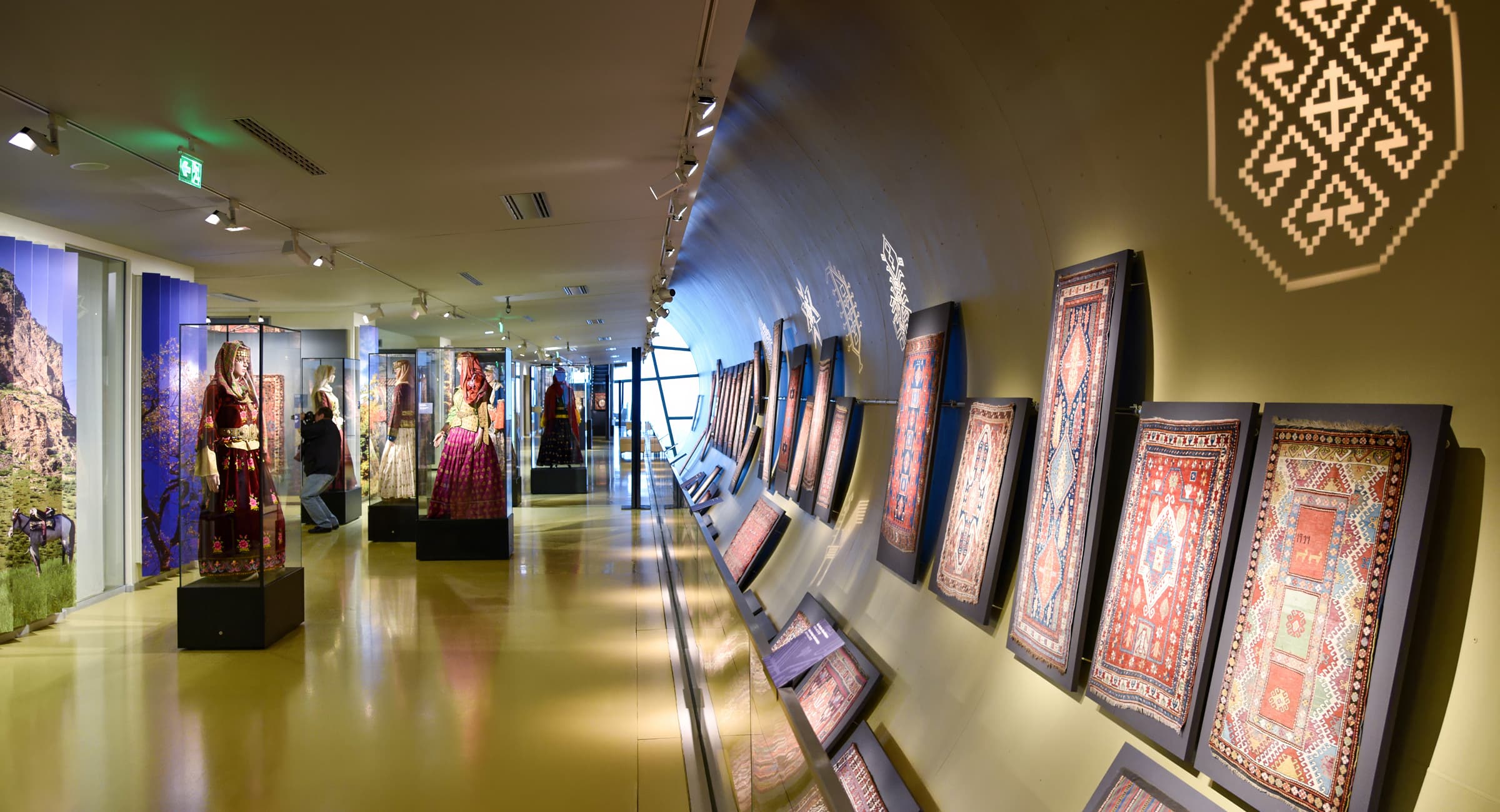博物館に展示された伝統的なアゼルバイジャン絨毯
