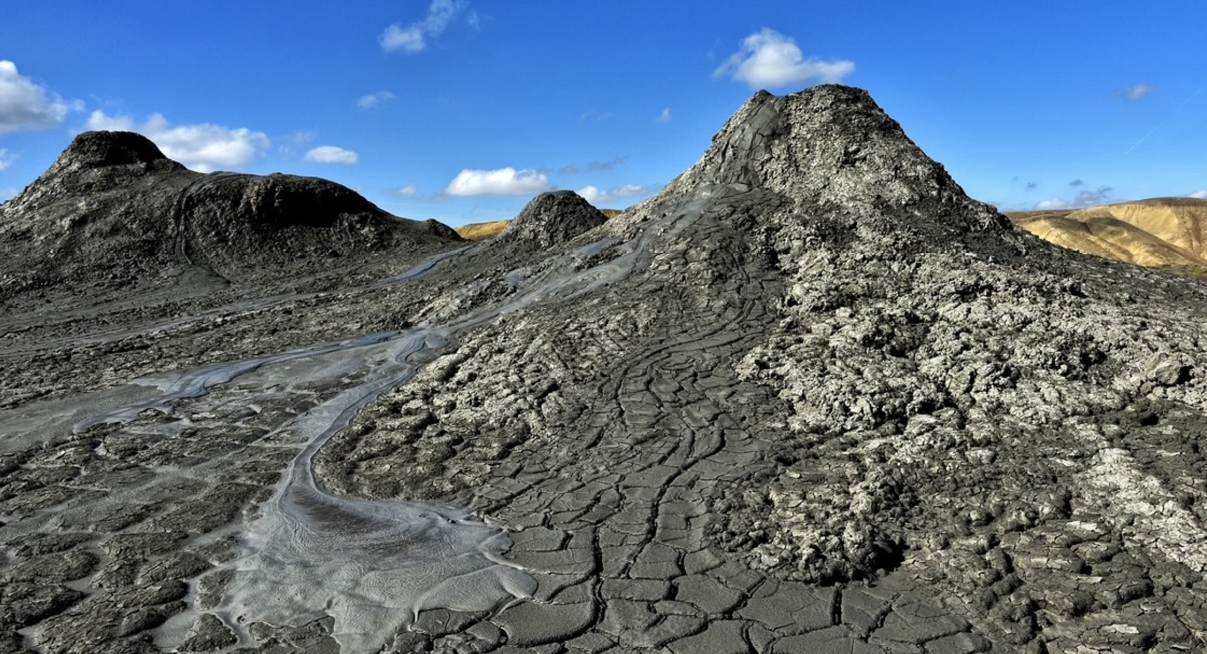 ゴブスタン近郊の泥火山の風景